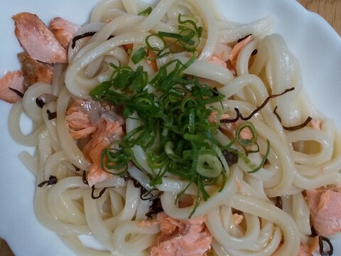 鮭と塩昆布の混ぜうどん